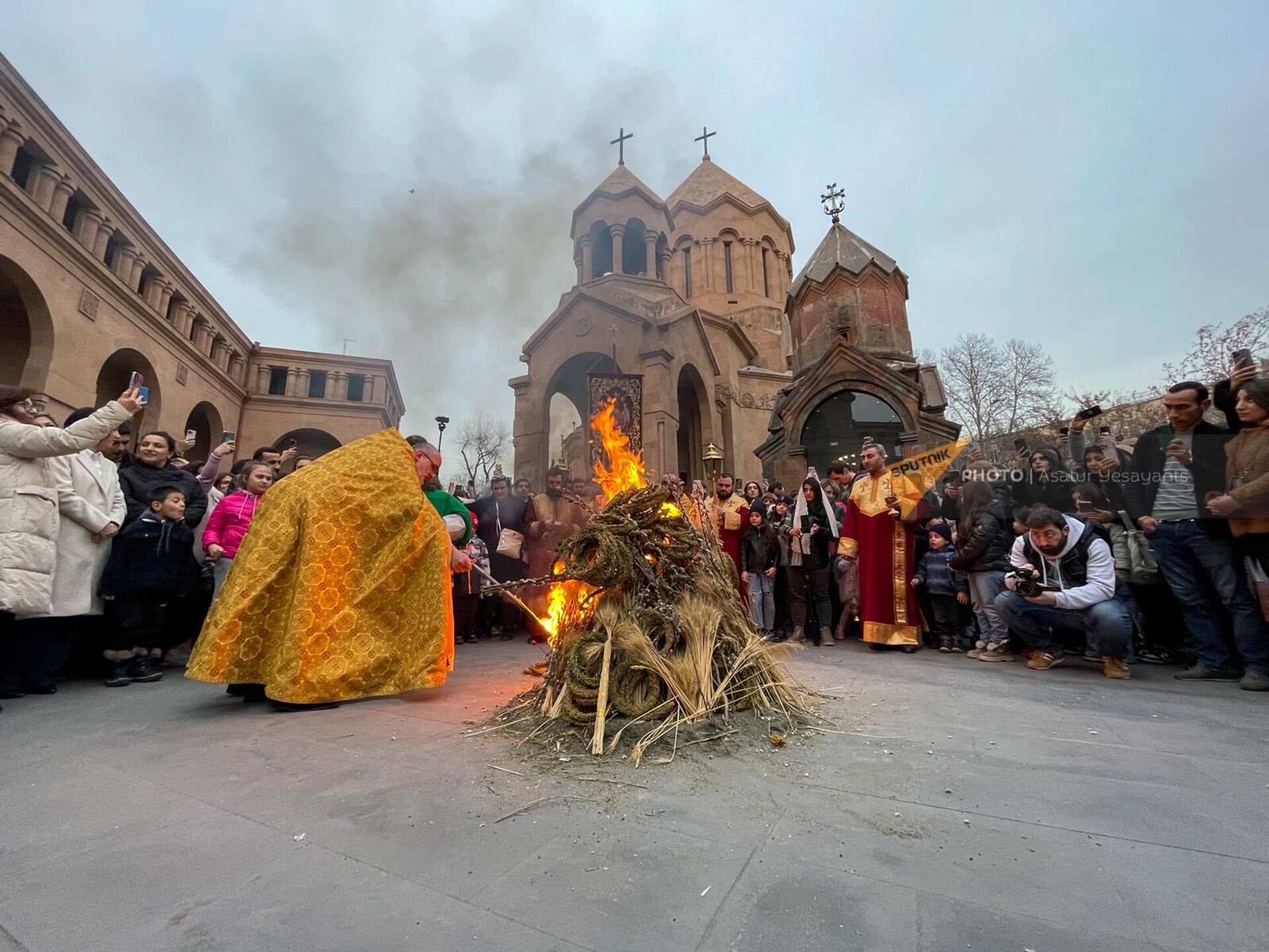 Празднование Трндеза во дворе церкви Святой Богоматери Катогике (13 февраля 2024). Еревaн - Sputnik Армения, 1920, 13.02.2024