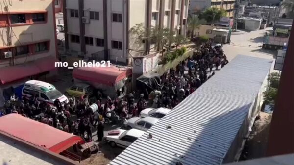 Палестинские беженцы покидают больницу «Насер» в осажденном израильской армией Хан-Юнисе - Sputnik Армения