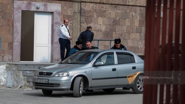 Ваан Керобян покидает здание антикоррупционного суда после оглашения приговора (16 февраля 2024). Еревaн - Sputnik Армения