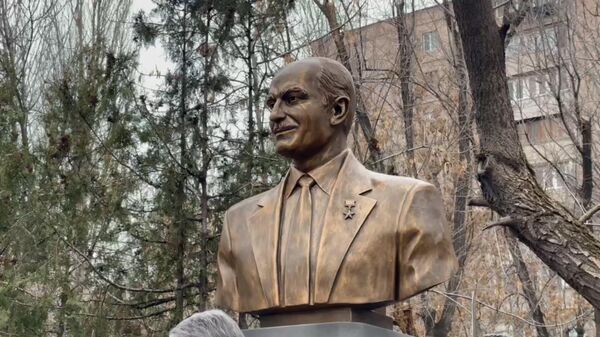 Бюст легендарного советского разведчика Геворка Вартаняна открыли в честь его столетия во дворе ереванской школы N192 - Sputnik Армения