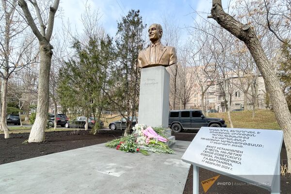 Бюст легендарного советского разведчика Геворка Вартаняна во дворе ереванской школы N192 - Sputnik Армения
