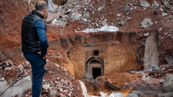 Житель Оганавана Марат Айрапетян, обнаруживший высеченную в скале гробницу - Sputnik Армения