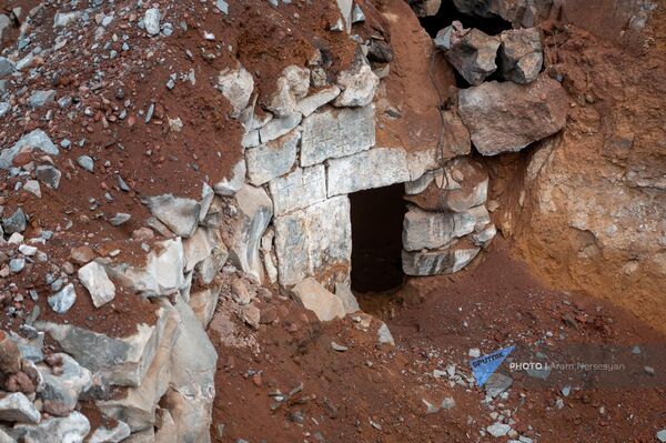 Высеченная в скале средневековая гробница, случайно обнаруженная в Касахском ущелье - Sputnik Армения