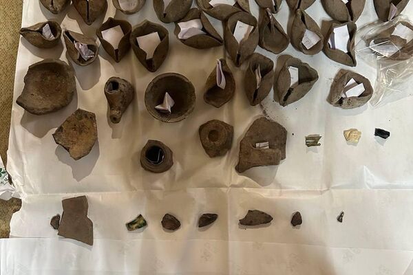 Предметы, обнаруженные в средневековой гробнице в Касахском ущелье - Sputnik Армения