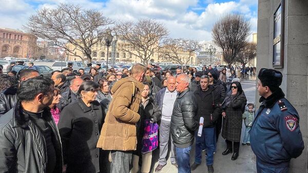 Акция протеста родителей пропавших без вести военнослужащих перед зданием правительства (20 февраля 2024). Еревaн - Sputnik Армения
