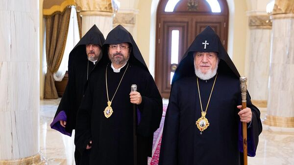 Католикос Гарегин II и Армянский Патриарх Константинопольский Архиепископ Саак Машалян - Sputnik Армения