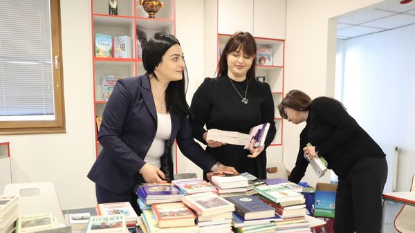 Компания Газпром Армения передала более 500 книг Русскому дому в Ереване - Sputnik Армения