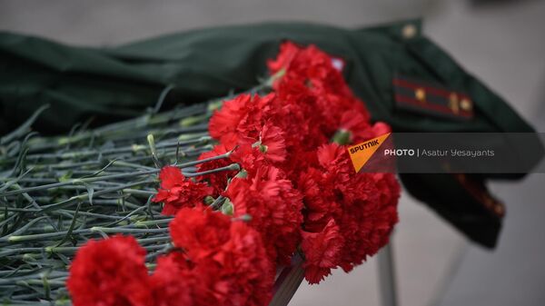 Цветы у могилы Неизвестного солдата в парке Победы (22 февраля 2024). Еревaн - Sputnik Армения