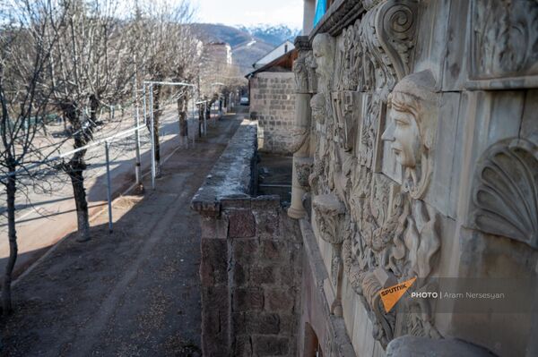 Орнаменты мастера Мераба Мирзаханяна на фасаде своего дома в Ванадзоре - Sputnik Армения