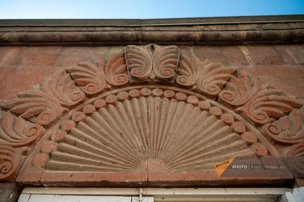 Орнаменты мастера Мераба Мирзаханяна на фасаде своего дома в Ванадзоре - Sputnik Армения