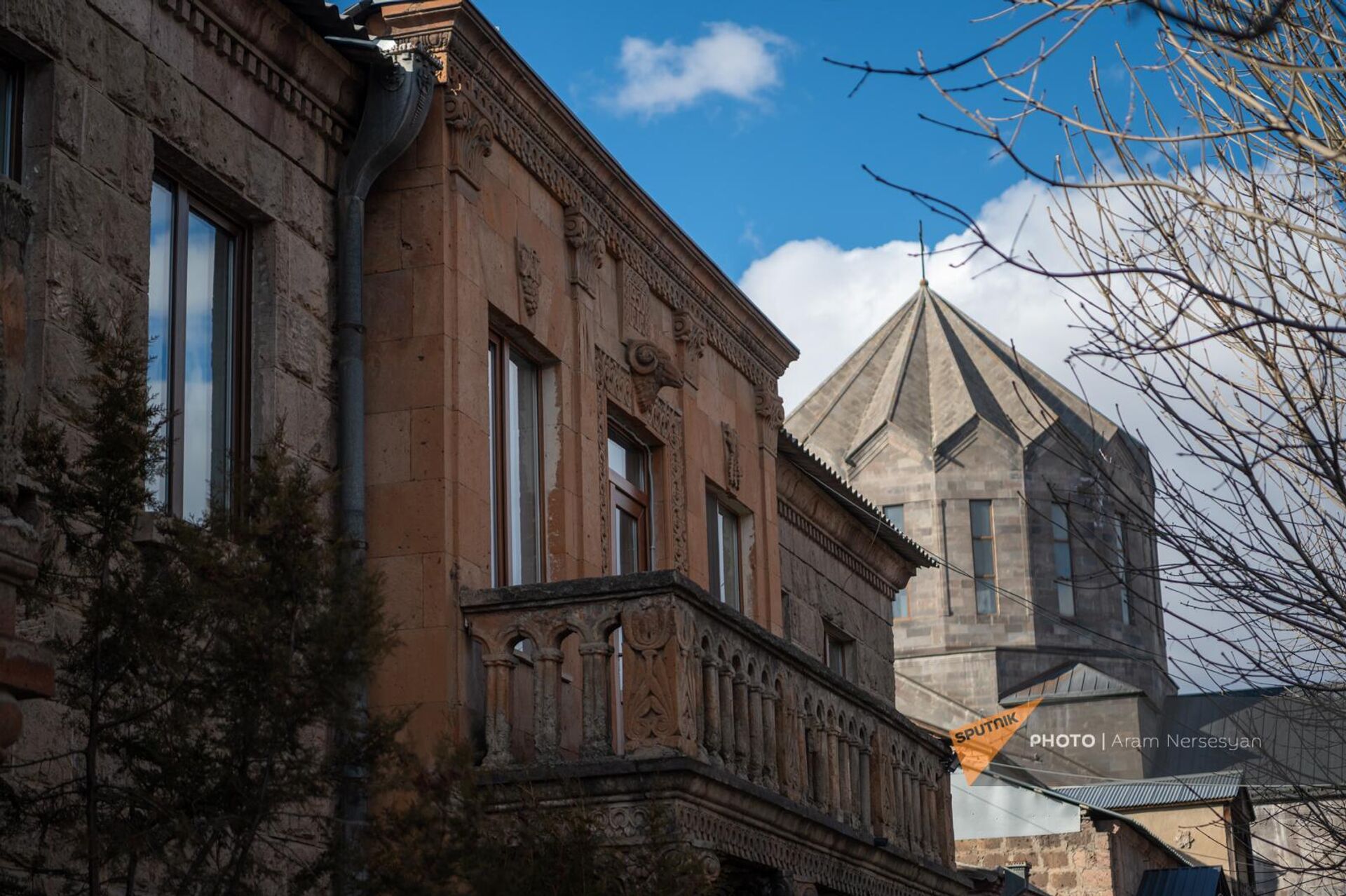 Орнаменты мастера Меграба Мирзаханяна на фасаде своего дома в Ванадзоре - Sputnik Արմենիա, 1920, 23.02.2024