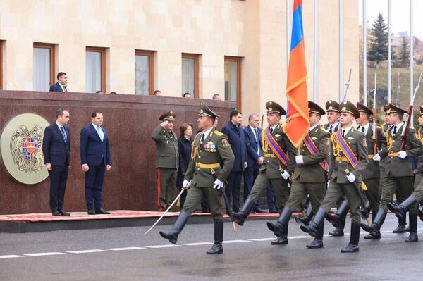 Министр обороны Сурен Папикян принял прибывшего в Армению с официальным визитом французского коллегу Себастьяна Лекорню (23 февраля 2024). Еревaн - Sputnik Армения