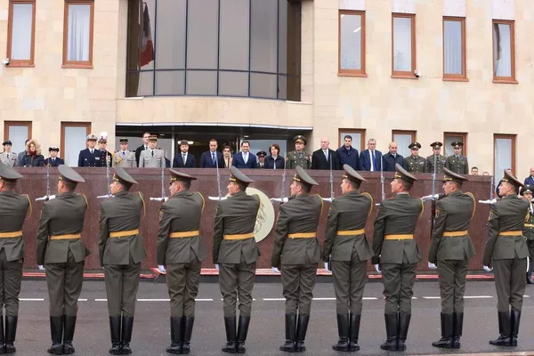 Министр обороны Сурен Папикян принял прибывшего в Армению с официальным визитом французского коллегу Себастьяна Лекорню (23 февраля 2024). Еревaн Министр обороны Сурен Папикян принял прибывшего в Армению с официальным визитом французского коллегу Себастьяна Лекорню (23 февраля 2024). Еревaн - Sputnik Армения