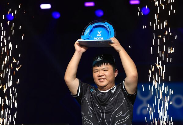 Ставший самым ценным игроком команды Xtreme Gaming (Китай) после окончания финального матча соревнований по фиджитал MOBA: Dota 2 Игр Будущего в Казани - Sputnik Армения