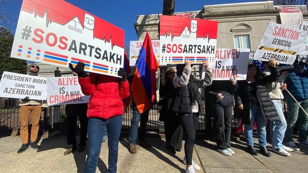 Молодежное крыло Ай Дата Америки провело акцию протеста в память об армянских погромах в Сумгаите и Баку (25 февраля 2024). Вашингтон - Sputnik Армения