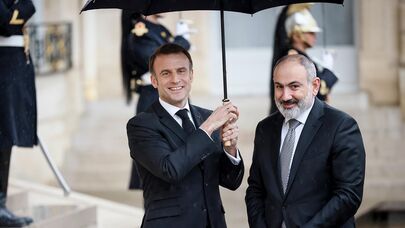 Президент Франции Эммануэль Макрон приветствует премьер-министра Армении Никола Пашиняна в Елисейском дворце (21 февраля 2024). Париж