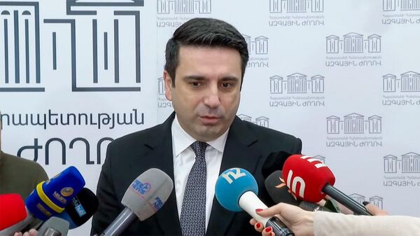 Председатель Национального собрания Ален Симонян отвечает на вопросы журналистов (27 февраля 2024). Еревaн - Sputnik Армения