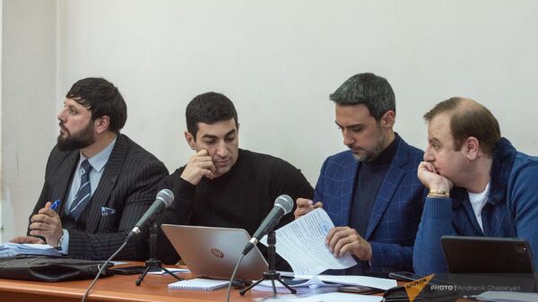 Левон Кочарян с адвокатами ознакомляются с документами во время судебного заседания (27 февраля 2024). Еревaн - Sputnik Армения