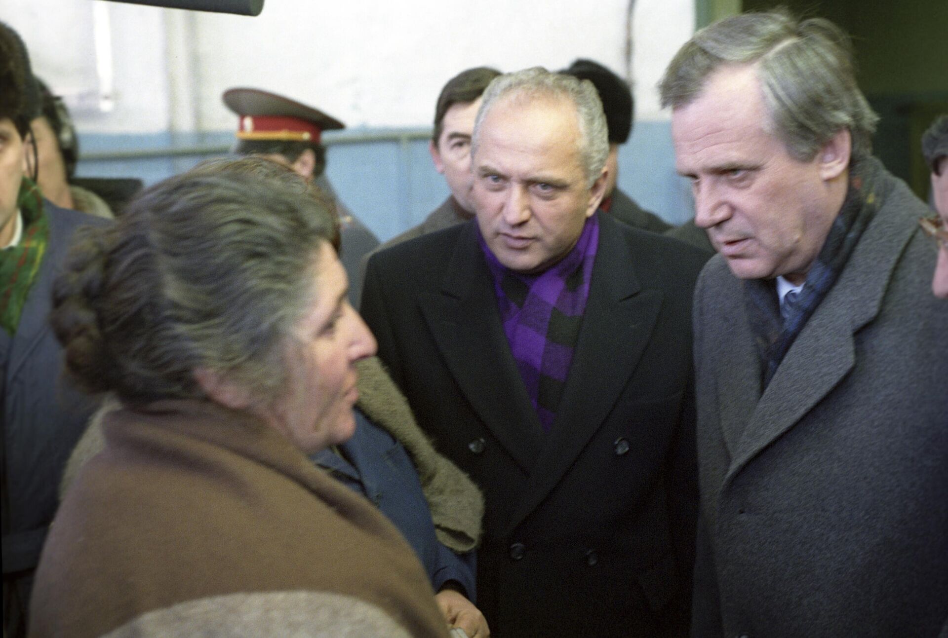  Николай Иванович Рыжков общается с жителями города, пережившими землетрясение 7 декабря 1988 года - Sputnik Армения, 1920, 28.02.2024