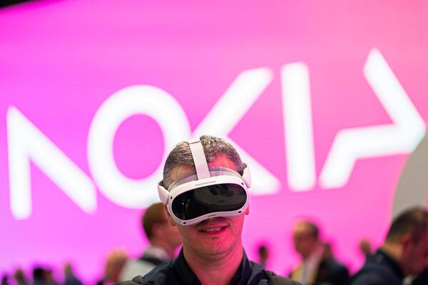 Посетитель в очках виртуальной реальности от Nokia. - Sputnik Армения