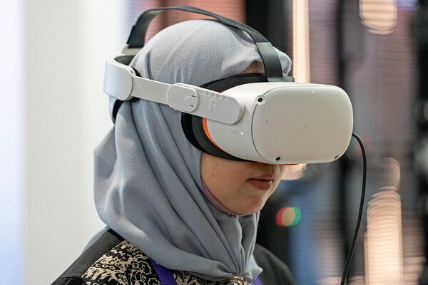 Посетитель тестирует очки виртуальной реальности на стенде Малазийской комиссии по коммуникациям и мультимедиа. - Sputnik Армения
