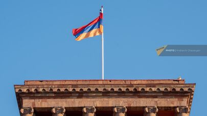 Флаг Армении на башне Дома правительства в Ереване