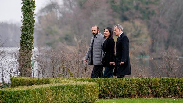 Министр иностранных дел Германии Анналена Бербок приветствует коллегу из Армении Арарата Мирзояна и Азербайджана Джейхуна Байрамова во время переговоров на вилле Борзиг (28 февраля 2024). Берлин - Sputnik Армения