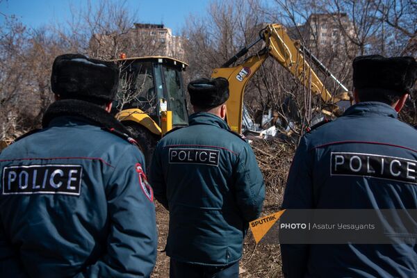 Ոստիկանները հետևում են քանդման աշխատանքներին - Sputnik Արմենիա