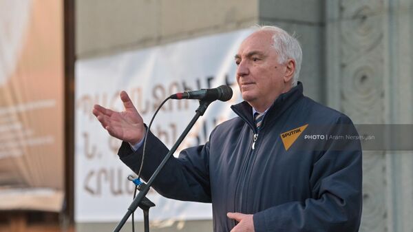 Арам Саркисян на митинге с требованием отставки премьер-министра (29 февраля 2024). Еревaн - Sputnik Армения
