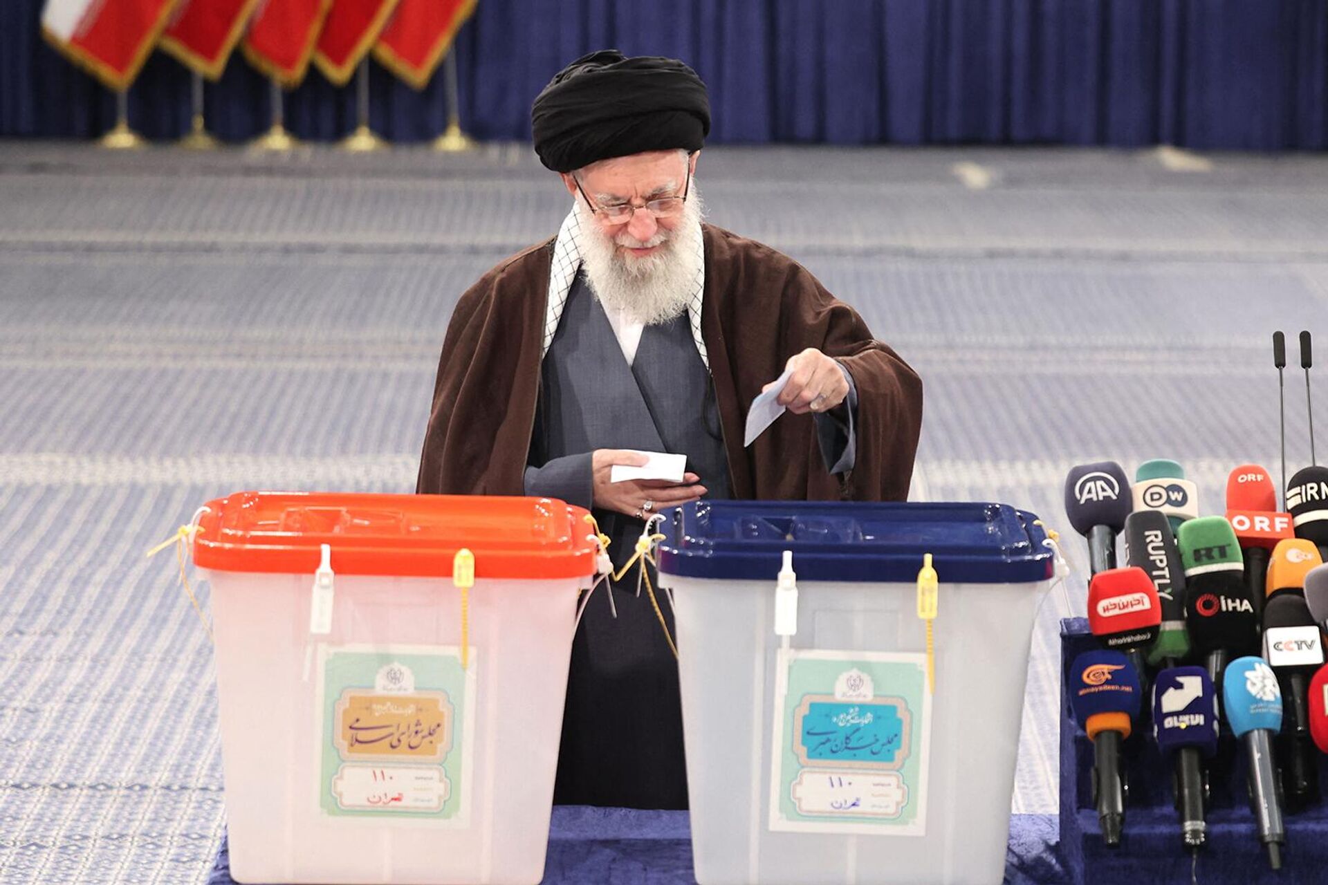 Верховный лидер Ирана аятолла Али Хаменеи голосует во время выборов в парламент и ключевые духовные органы на избирательном участке (1 марта 2024). Тегеран - Sputnik Արմենիա, 1920, 01.03.2024