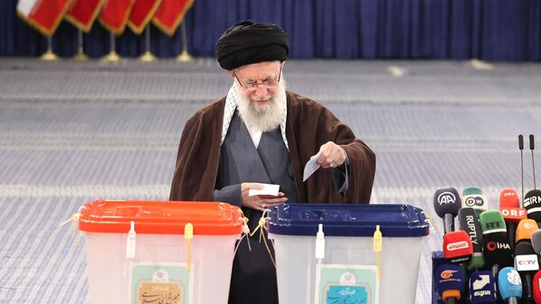 Верховный лидер Ирана аятолла Али Хаменеи голосует во время выборов в парламент и ключевые духовные органы на избирательном участке (1 марта 2024). Тегеран - Sputnik Армения