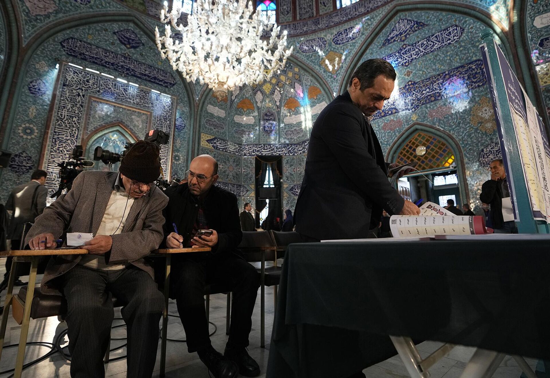 Избиратели заполняют свои бюллетени на парламентских выборах (1 марта 2024). Тегеран - Sputnik Արմենիա, 1920, 01.03.2024