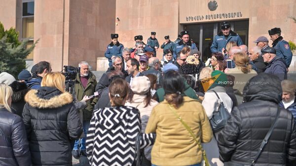 Акция протеста жителей Конда у здания мэрии в связи с решением городских властей о приватизации района (1 марта 2024). Еревaн - Sputnik Армения
