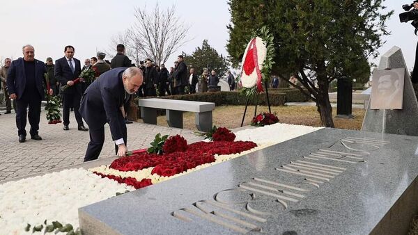 Премьер-министр Никол Пашинян посетил военный пантеон Ераблур по случаю 65-летия Вазгена Саркисяна (5 марта 2024). Еревaн - Sputnik Армения
