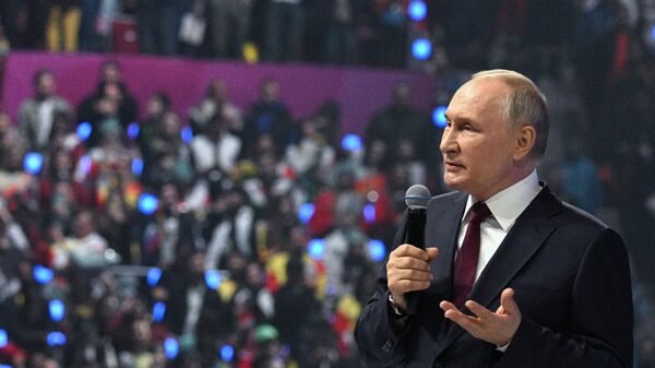 Президент РФ Владимир Путин выступает на церемонии закрытия Всемирного фестиваля молодежи (6 марта 2024). ФТ Сириус - Sputnik Армения