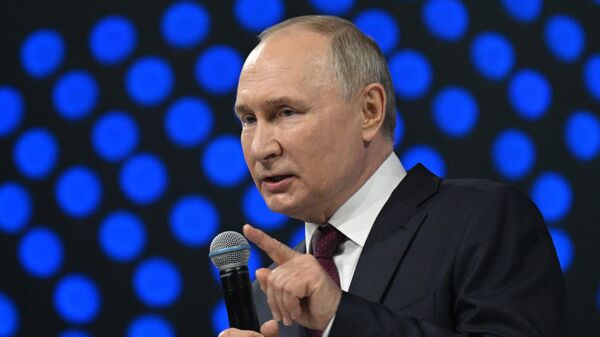 Президент РФ Владимир Путин выступает на церемонии закрытия Всемирного фестиваля молодежи (6 марта 2024). ФТ Сириус - Sputnik Армения