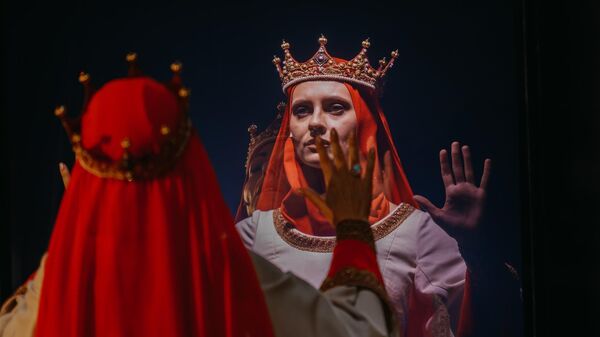 Сати Спивакова в главной роли в спектакле Канарейка - Sputnik Армения
