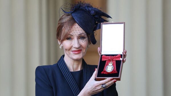 Британская писательница Джоан К.Роулинг получила от принца Уильяма звание Почетного кавалера за заслуги перед литературой и филантропией (12 декабря 2017). Лондон - Sputnik Армения