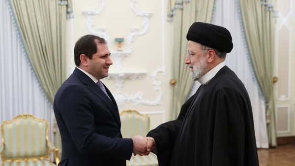 В рамках официального визита в Исламскую Республику Иран министр обороны Сурен Папикян встретился с президентом ИРИ Эбрагимом Раиси (7 марта 2024). Тегеран - Sputnik Армения