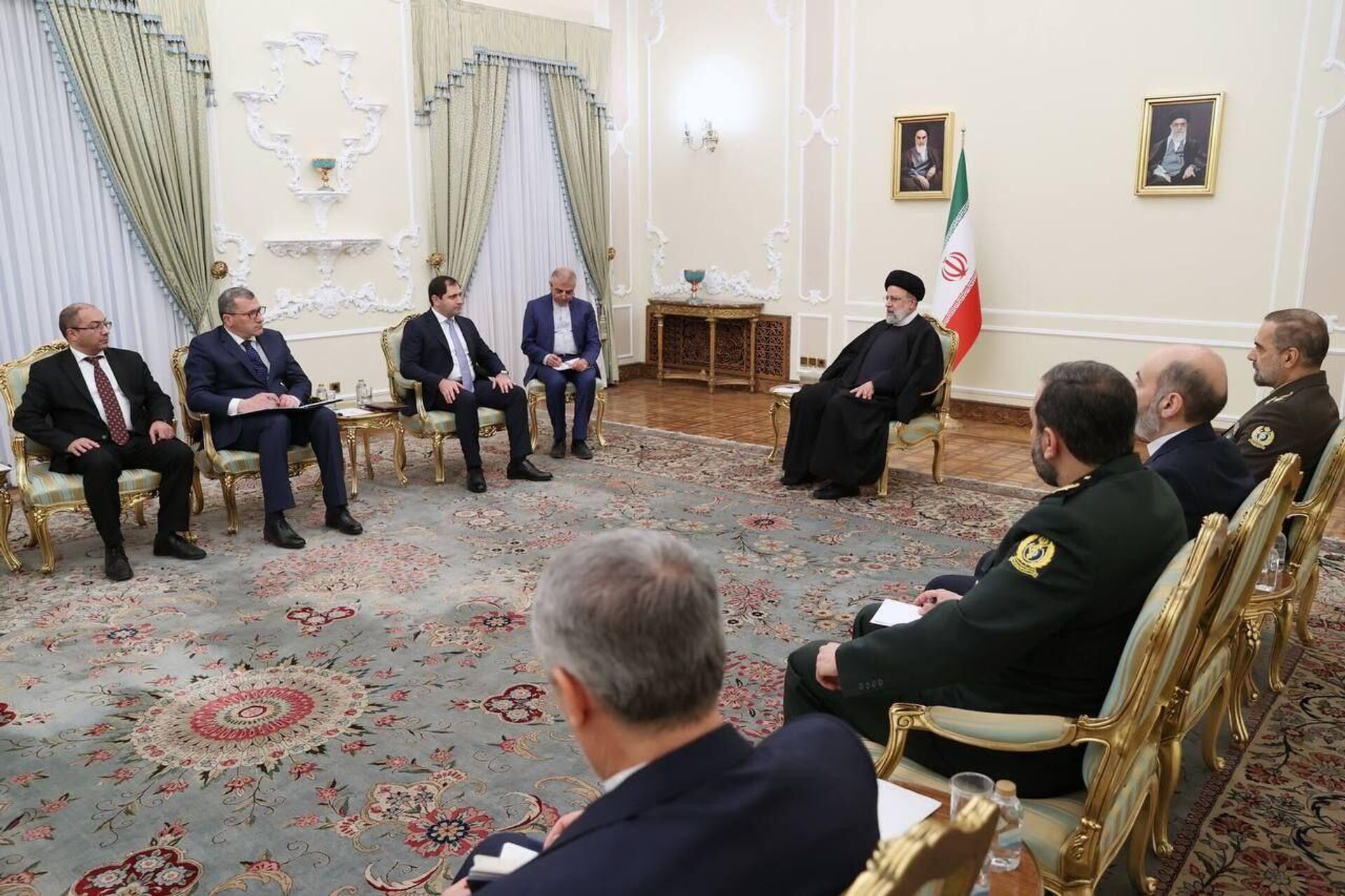 В рамках официального визита в Исламскую Республику Иран министр обороны Сурен Папикян встретился с президентом ИРИ Эбрагимом Раиси (7 марта 2024). Тегеран - Sputnik Արմենիա, 1920, 07.03.2024
