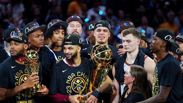 Баскетболисты Денвер Наггетс с чемпионским трофеем после победы в 5-м матче Финала баскетбольной лиги НБА (12 июня 2023). Денвер - Sputnik Армения
