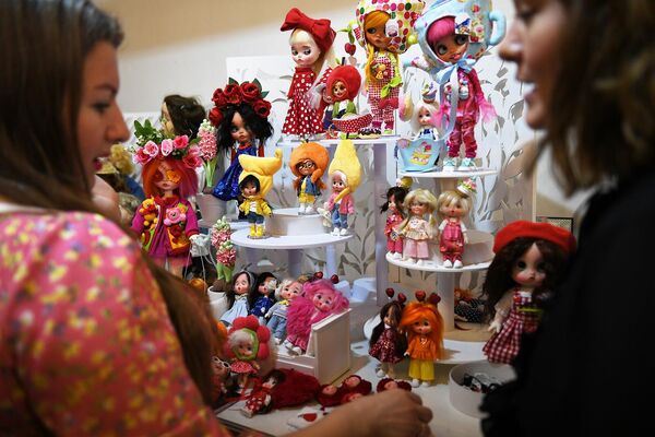 Весенний бал авторских кукол открылся в Москве в Международный женский день в выставочно-презентационном комплексе на Тишинке. - Sputnik Армения