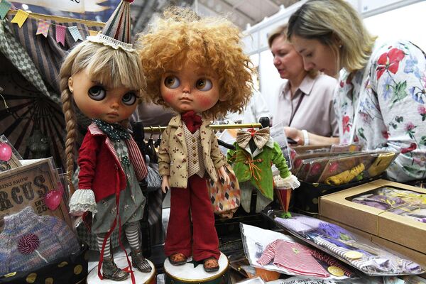 История Бала началась почти 20 лет назад: в 2005 году в Москве открылась первая выставка авторских кукол — Салон кукол на Тишинке. - Sputnik Армения