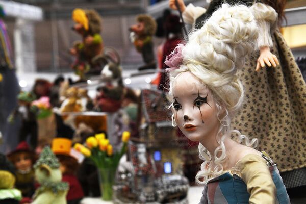 На выставке представлены куклы, созданные во всевозможных техниках, от манекенов ростом с человека до крошечных Дюймовочек. - Sputnik Армения