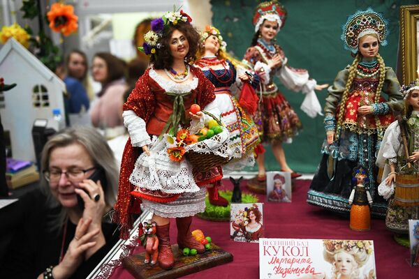 Помимо кукол, на выставке представлены выполненные в различных техниках дизайнерские игрушки. - Sputnik Армения