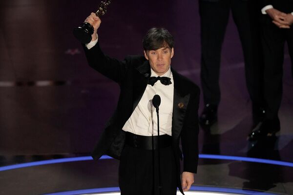 Киллиан Мерфи получает награду за лучшую мужскую роль в фильме &quot;Оппенгеймер&quot; во время церемонии вручения премии &quot;Оскар&quot; (10 марта 2024). Лос-Анджелес - Sputnik Армения