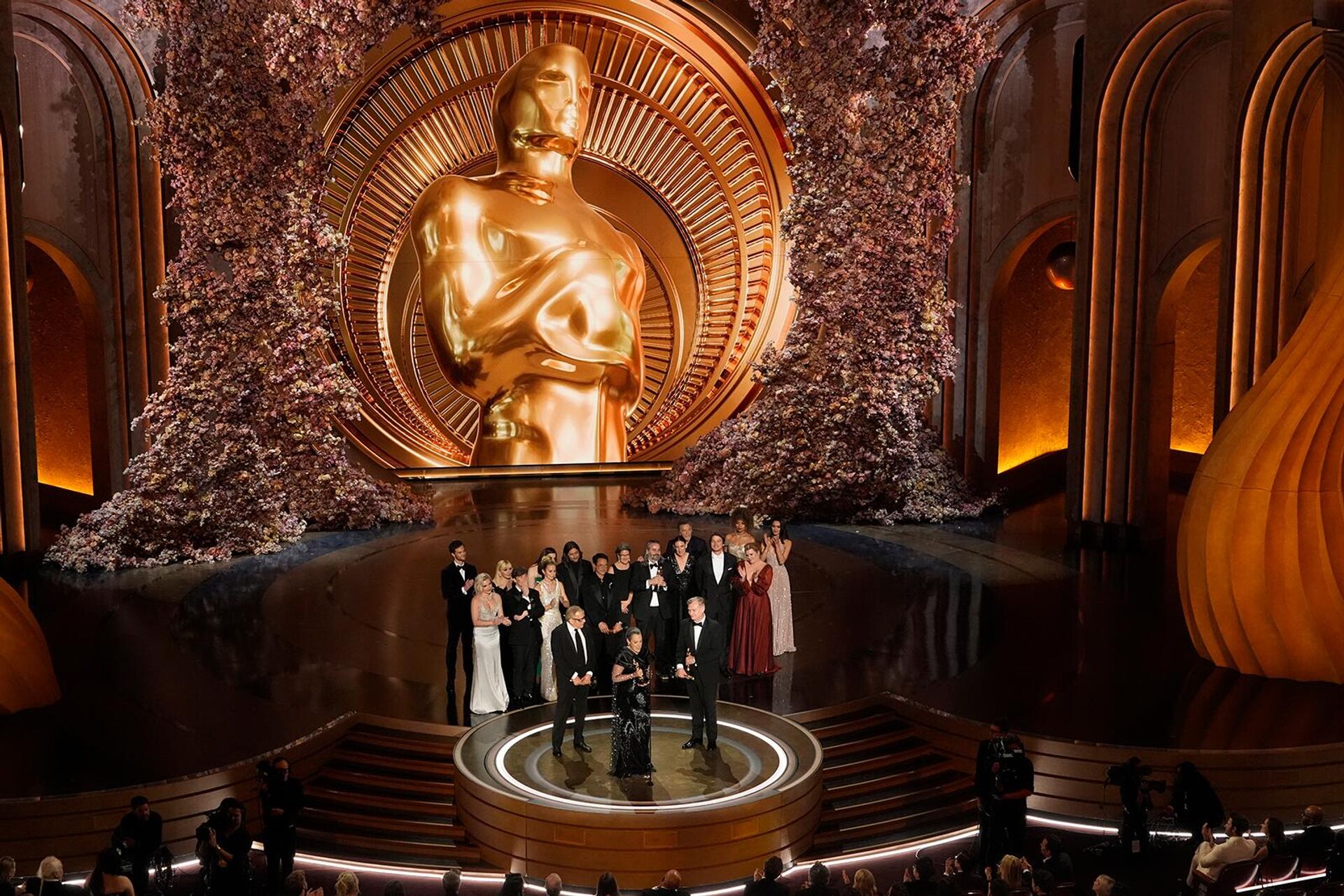 Актеры и съемочная группа фильма Оппенгеймер принимают награду за лучший фильм во время церемонии вручения премии Оскар (10 марта 2024). Лос-Анджелес - Sputnik Армения, 1920, 11.03.2024