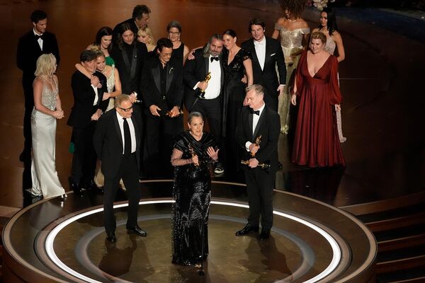 Актеры и съемочная группа фильма &quot;Оппенгеймер&quot; принимают награду за лучший фильм во время церемонии вручения премии &quot;Оскар&quot; (10 марта 2024). Лос-Анджелес - Sputnik Армения
