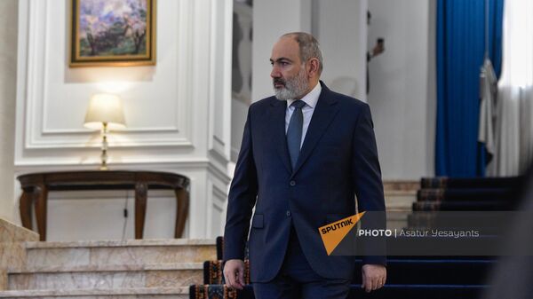 Премьер-министр Армении Никол Пашинян перед началом пресс-конференции (12 марта 2024). Еревaн - Sputnik Армения