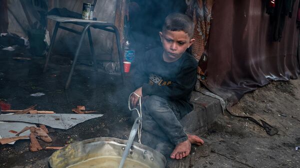 Палестинский мальчик в лагере для перемещенных лиц в Рафахе на юге сектора Газа - Sputnik Армения